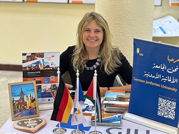 Iris Wildfeuer explaining the Hosted Programmes and supporting students.