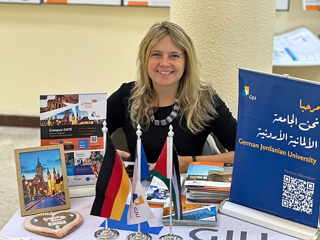 Iris Wildfeuer explaining the Hosted Programmes and supporting students.